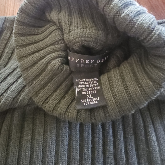 Thick & Warm TurtleNeck - Picture 4 of 4